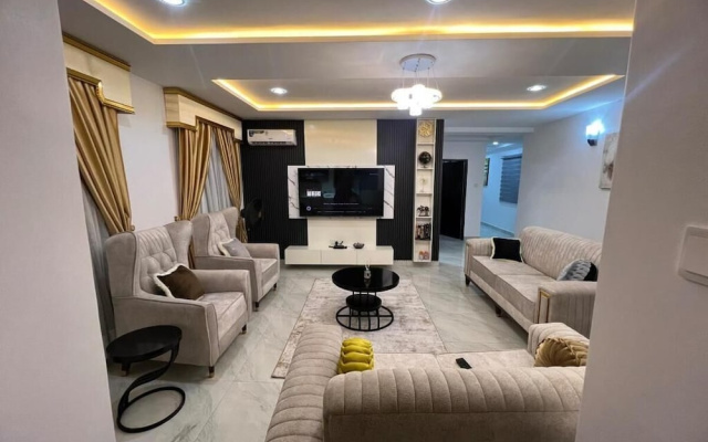 De Light Luxury Suites And Apartment