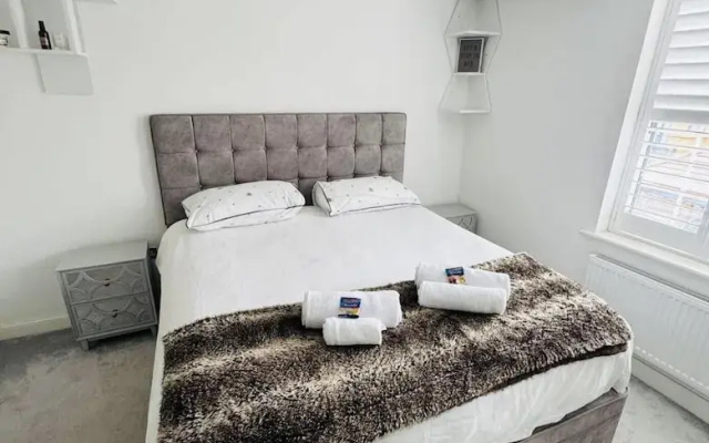 Luxurious Majestic 4 Bedroom- Free Parking