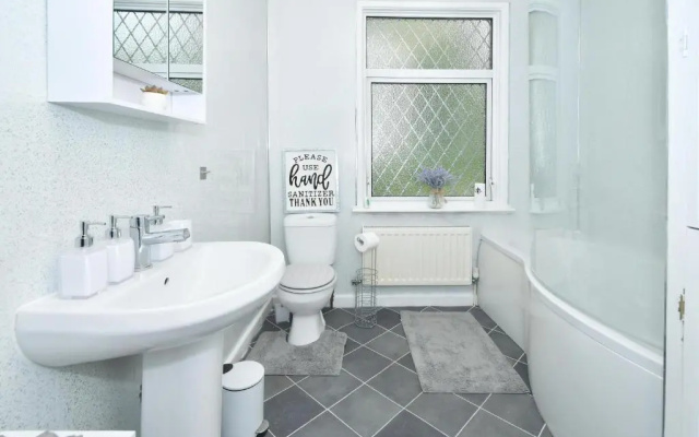 Beautiful 3-bed House by Ministays Stoke-on-trent