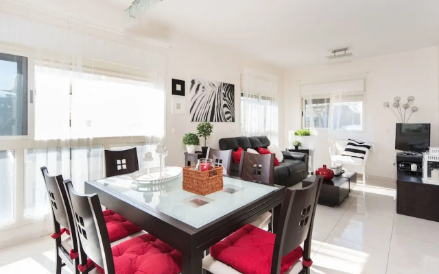 MAMAD - Spacious Duplex with Terrace 3-min From the Beach