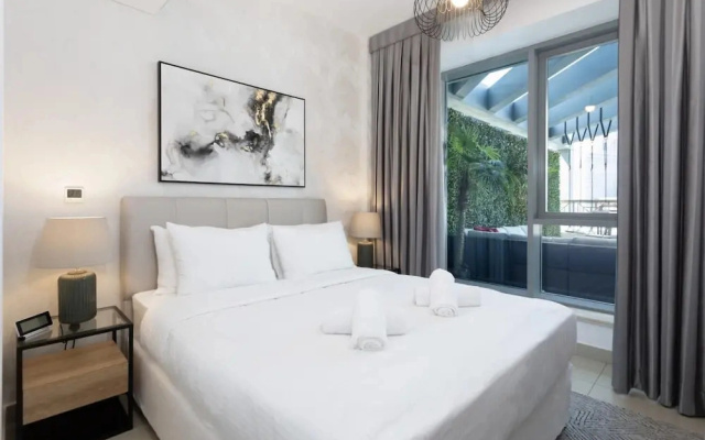 Luxury 2BR Downtown Apt With Burj Khalifa View