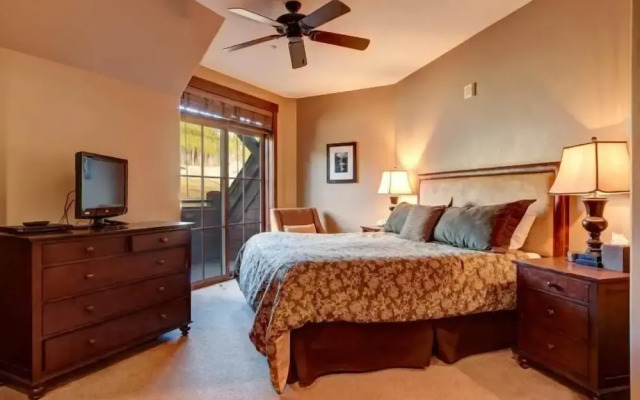 Ski in, Ski out 2 Bedroom Mountain Condo at the Base of Peak 7 with Quick Access to Historic Downtown Breckenridge