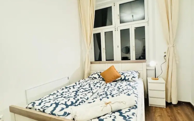 5BR Apartment for 10 Near Alterlaa