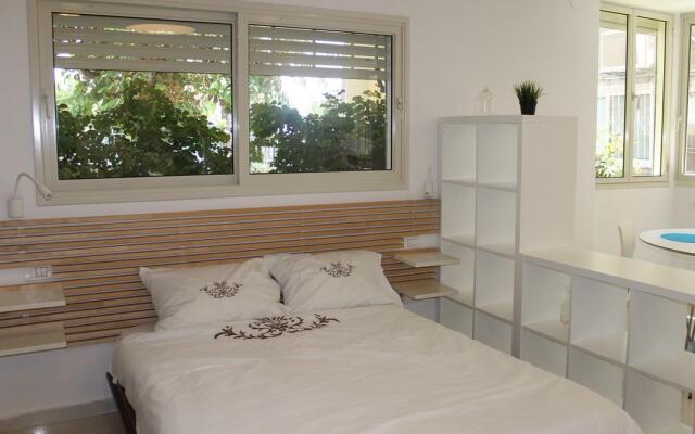 Апартаменты Beach And Park Apartment Тель-Авив комната для гостей