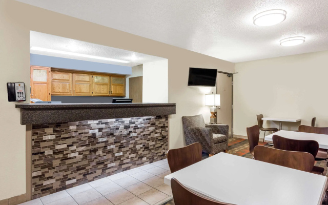 Super 8 by Wyndham Lewisburg