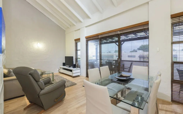 Como Mezzanine Retreat