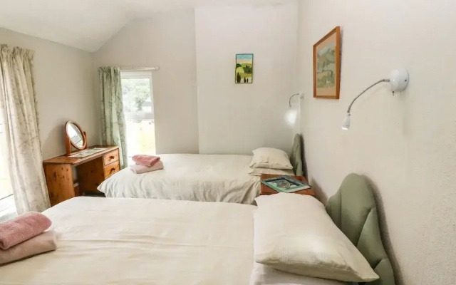 Dinas Farmhouse Annex
