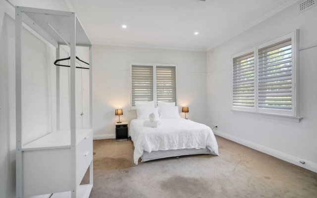 Dubbo 4BR Retreat with Kitchen & Patio