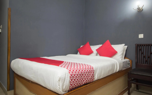 OYO 16041 Hotel Golden Moments
