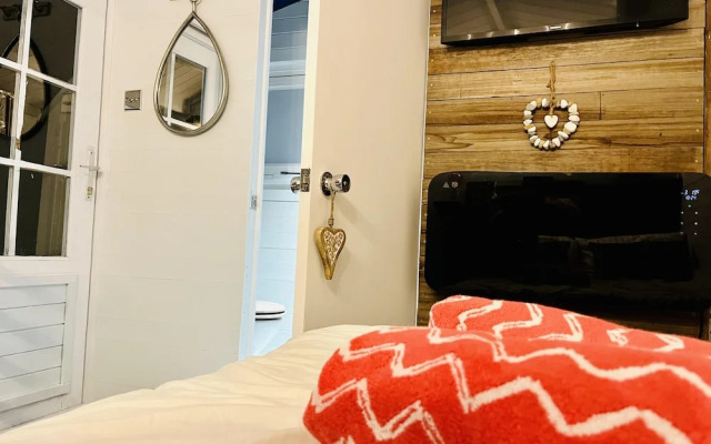 Beautiful Cosy Garden Cabin, 5min Walk to Beach