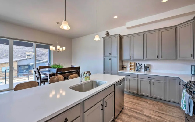 Inviting Hideout Townhome w/ Balcony & Lake Views!