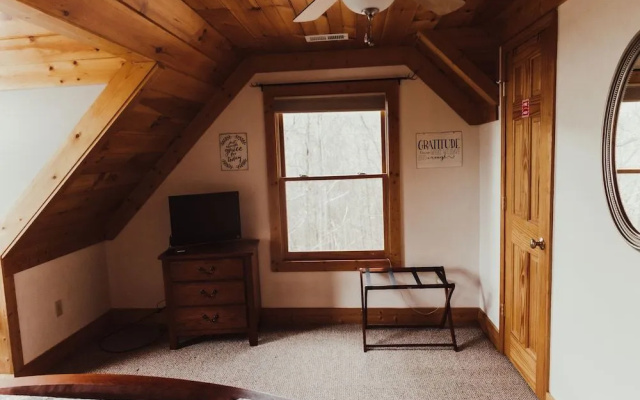Parkside Haven 2 Br cabin by RedAwning