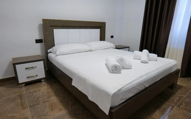 The Peak Hotel & Lounge