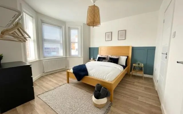 Central, Bright & Spacious Apartment - Parking Included