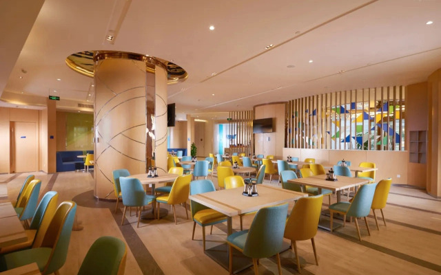 Отель Holiday Inn Express SHANGHAI ZHENPING by IHG
