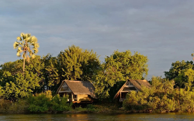 Sindabezi Island Camp