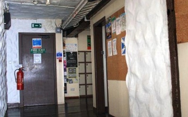 Отель Brodies Hostels Эдинбург вид на фасад
