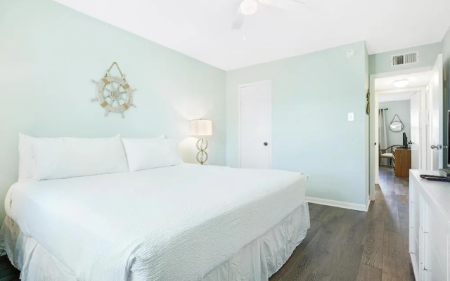 New Owner, New Decor, Steps From Beach, Sleeps 6
