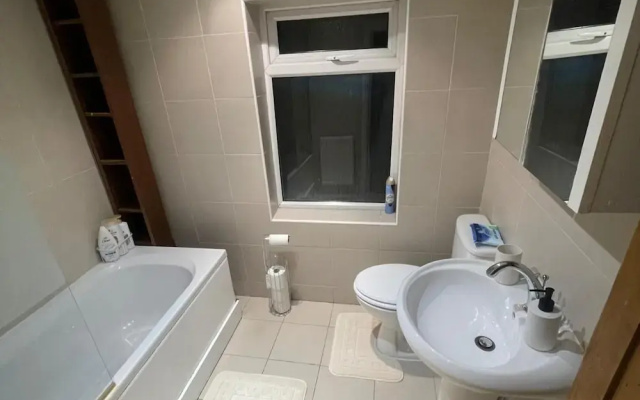 4br-sleeps10-garden-freeparking