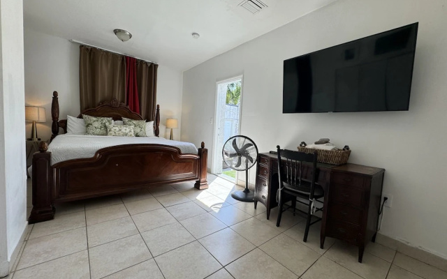 Miami Vacation Home 4 bedroom Parking.