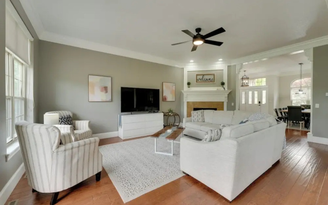 4 Mi to Branson Landing: Huge Home w/ Game Room!