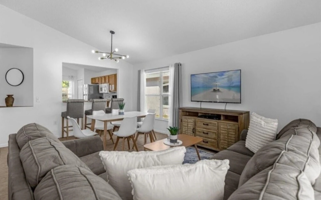 3 Bedrooms S / Lake Berkley Home by RedAwning