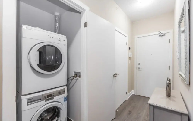 Exquisite Luxury 1 Bedroom + Den With Parking