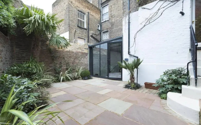 Warwick Gardens II by Onefinestay
