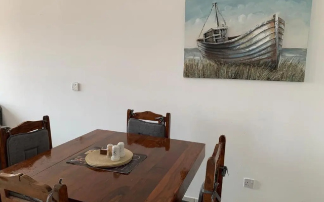 Comfortable 2 bedroom apartment in popular Limnaria Gardens