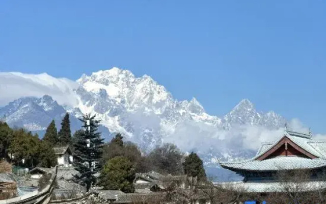 Yiyuan Snow Mountain View Historical Naxi House