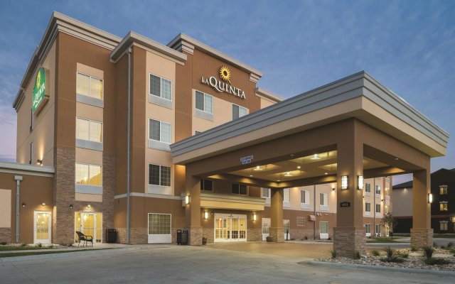 La Quinta Inn & Suites by Wyndham Grand Forks in Grand Forks, United States of America from 128$, photos, reviews - zenhotels.com hotel front