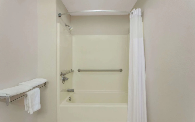 Quality Inn & Suites Decatur - Priceville I-65