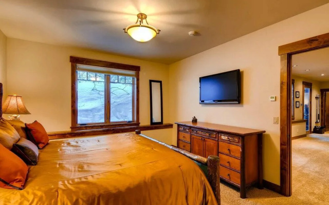 Bear Tracks Lodge