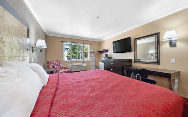 Econo Lodge Inn & Suites Fallbrook Downtown