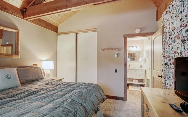 Beautiful Dog Friendly Ski Chalet A Minute to SuperBee Lift - AN203 by RedAwning