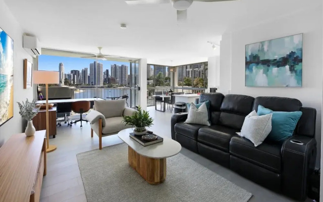 Stylish 2-bed in Surfers Paradise With River Views