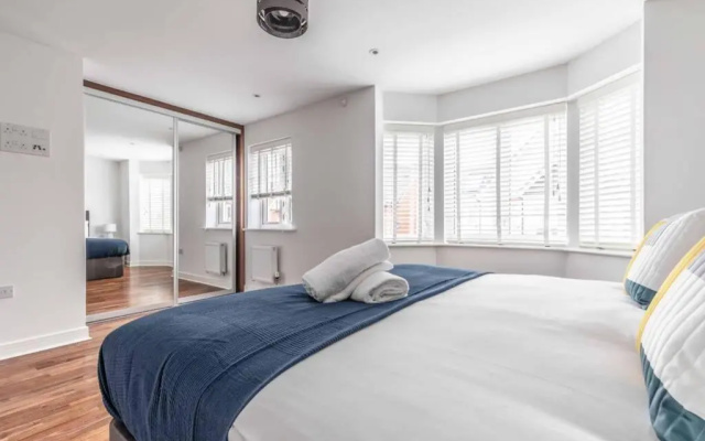 Stylish 4 Bed/2 Bath & Parking - Pinewood/Heathrow