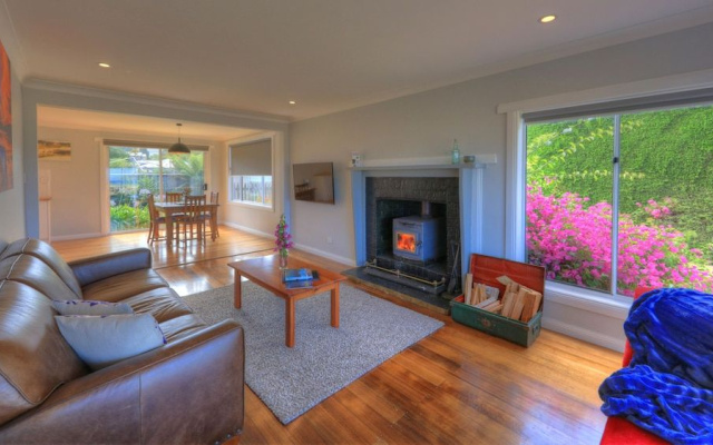 Castaway Cottage - Essentially Tas