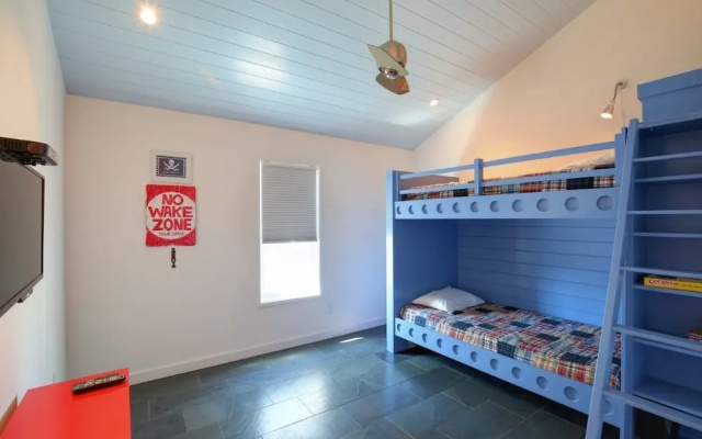 A Blue Boyd's Nest - 4 Br Home