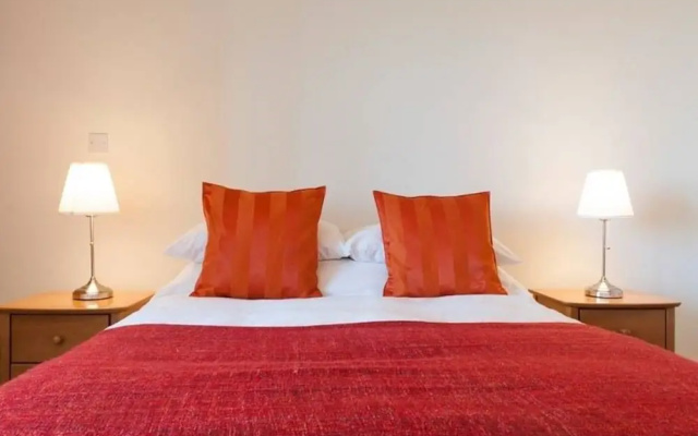 Sunny Apartment off Grand Canal Square Dublin 2