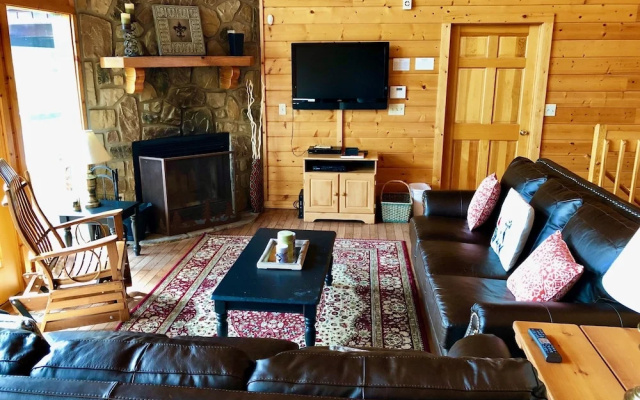 Majestic Views 4 Br cabin by RedAwning