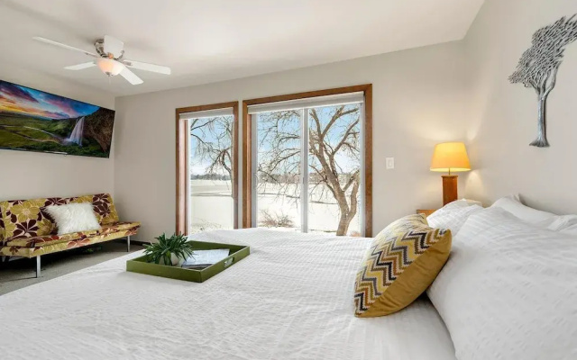 Peaceful Retro Retreat w/Stunning Lake Views!!