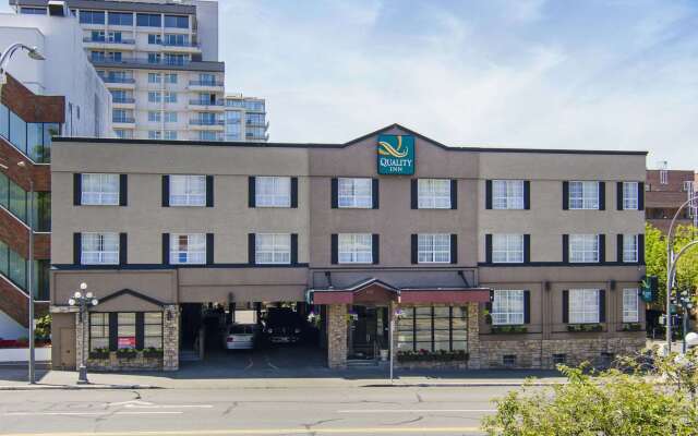 Отель Quality Inn Downtown Inner Harbour Канада, Виктория - отзывы, цены и фото номеров - забронировать отель Quality Inn Downtown Inner Harbour онлайн вид на фасад