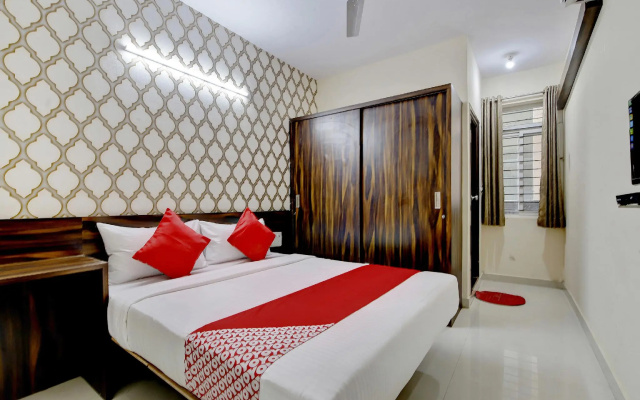 OYO Flagship 13933 Varcity Pearl