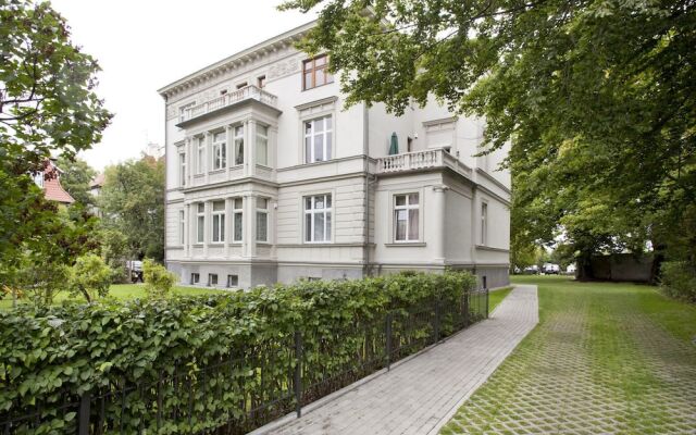 Отель Sopockie Apartamenty - Parkowy вид на фасад