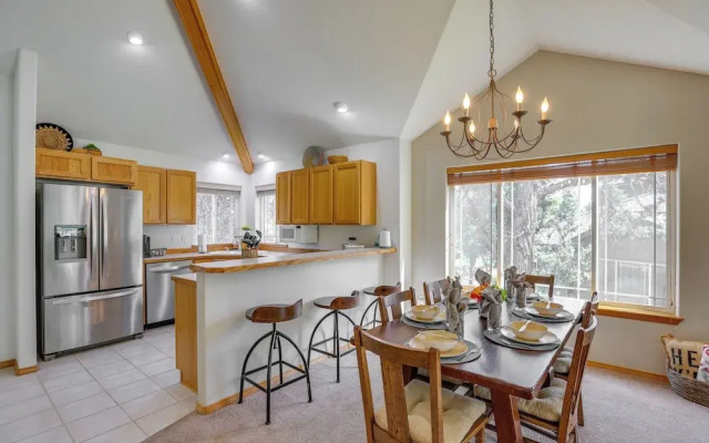 Idyllic Redmond Townhome w/ Furnished Deck!