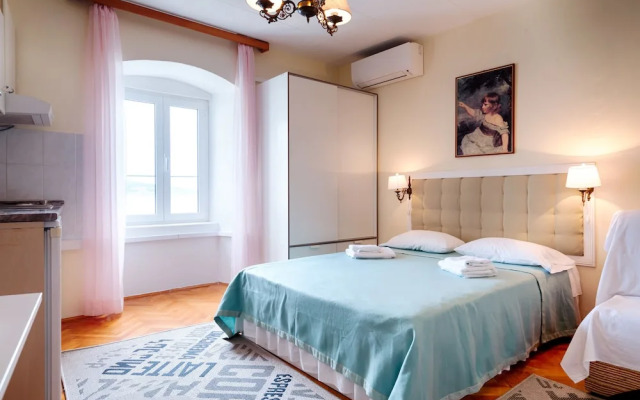 Mira Sea Front Guesthouse