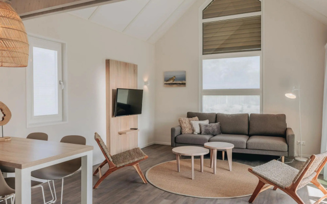 Modern lodge with ir-sauna, 500m from the beach