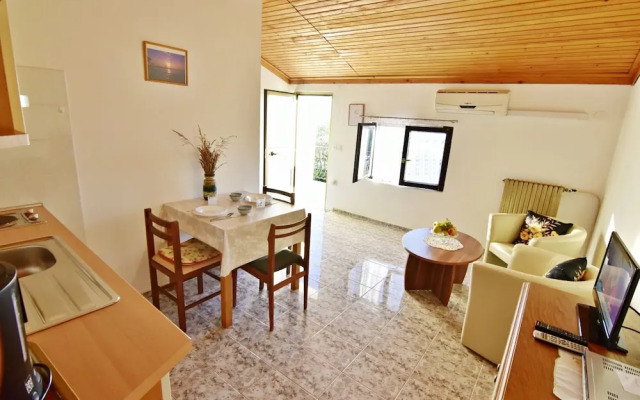 Shared Gardened Accommodation With bbq and sea View