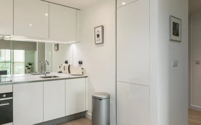 Bright 1 Bedroom Flat with Amazing Rooftop!